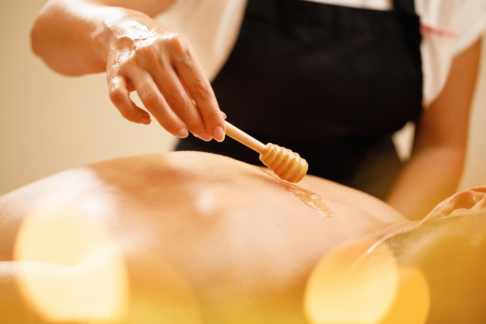 Medová detoxikační masáž se zábalem